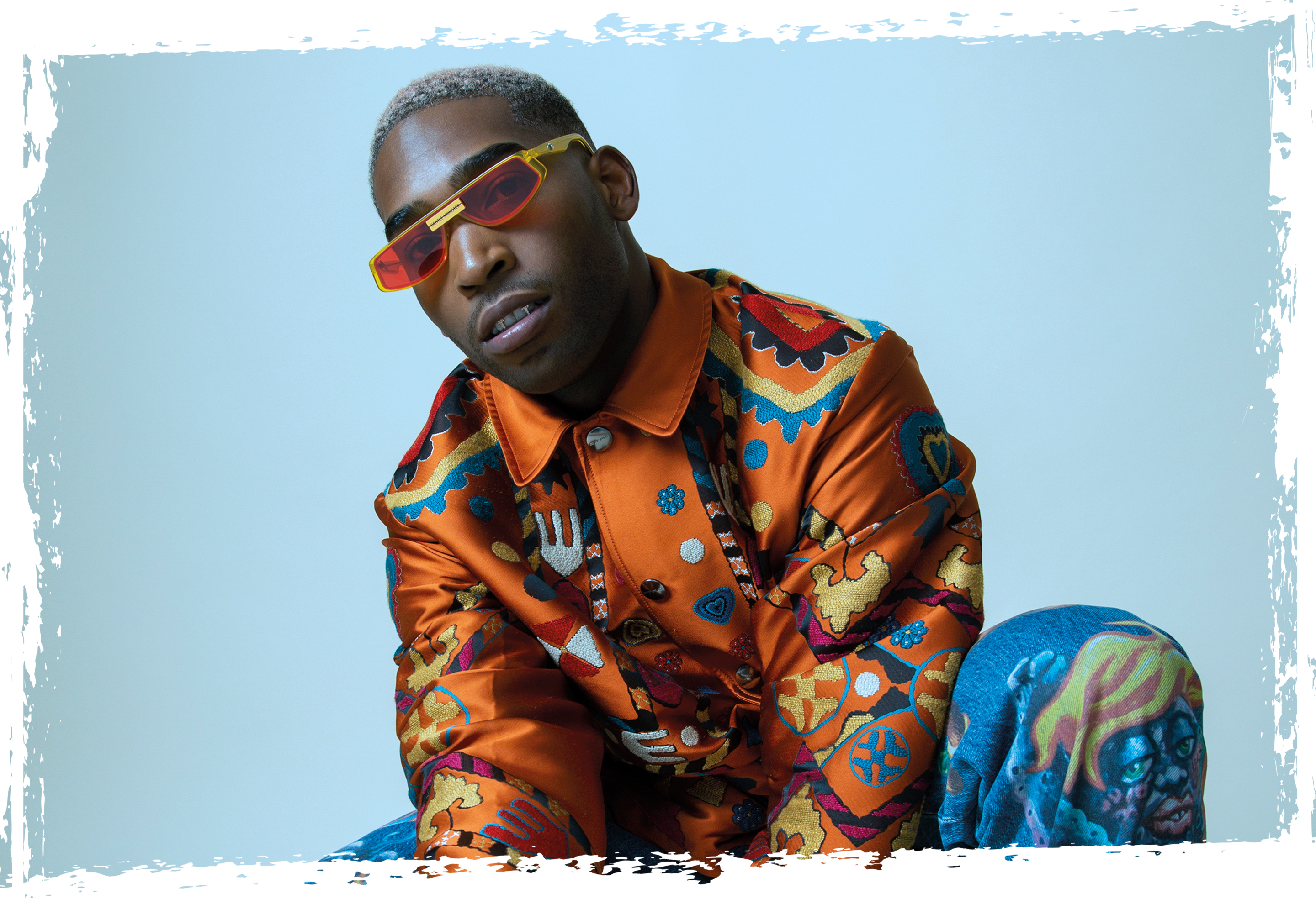 Tinie tempah. Pass out tinie tempah. Tinie tempah в синей куртке на концерте\.